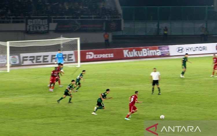Pemain nomor punggung 10 Persis Solo Alexis Messidoro (kostum merah merah) saat berebut bola dengan pemain Jeonbuk Hyundai Motor Korsel dalam pertandingan persahabatan persiapan Liga 1 Indonesia di Stadion Manahan Solo, Sabtu (17/6/2023) malam. ANTARA/Bambang Dwi Marwoto.