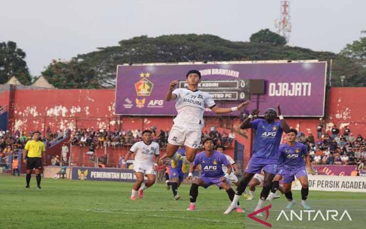 Pemain Madura dan Persik Kediri berebut bola pada uji coba menjelang kompetisi Liga 1 Indonesia 2023-2024 yang digelar di Stadion Brawijaya, Sabtu (17/6/2023). (ANTARA/HO-MO Madura United)