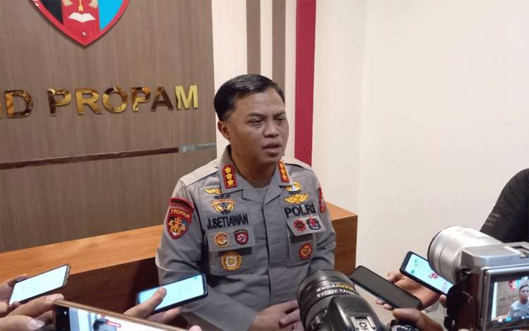 Kabid Propam Polda Riau, Kombes Pol Johanes Setiawan menyampaikan keterangan terkait curhatan anggota Brimob tak terima dimutasi dan menyetor ratusan juta ke atasannya. (ANTARA/HO-Polda Riau)
