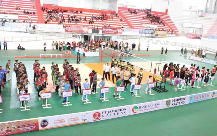 Pembukaan Kejurnas Gubernur Cup Kalteng di GOR Indoor Serbaguna Palangka Raya, Senin, 19 Juni 2023. (FOTO: IST)