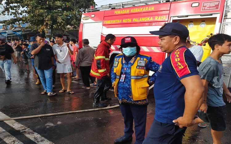 Kepala Dinas Pemadam Kebakaran dan Penyelamatan Kota Palangka Raya Gloriana Aden saat memberi komando di lokasi kebakaran (Foto : Pathur)
