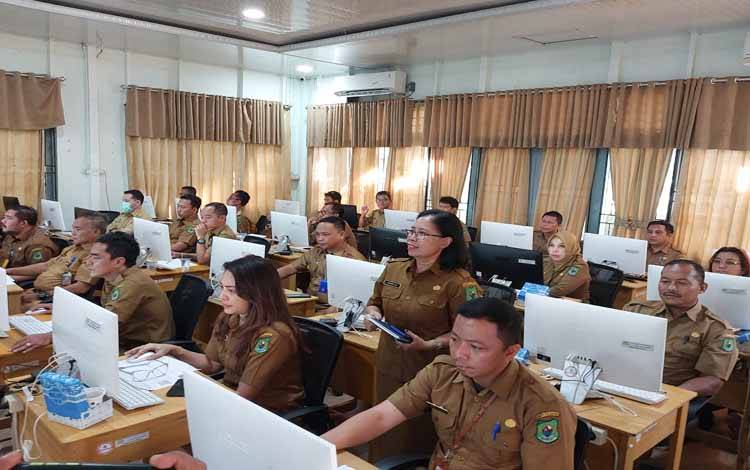 Kepala BKPSDM Kapuas, Komari meninjau pelaksanaan pemetaan potensi dan kompetensi bagi ASN bertempat di Aula BKPSDM setempat, Senin, 19 Juni 2023. (FOTO: DODI)