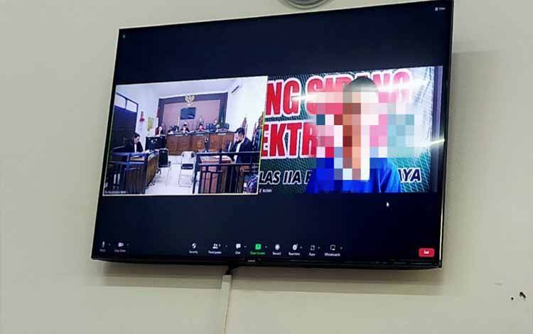 Terdakwa saat menjalani sidang virtual di Pengadilan Negeri Palangka Raya, Senin, 19 Juni 2023 (Foto : Apriando)