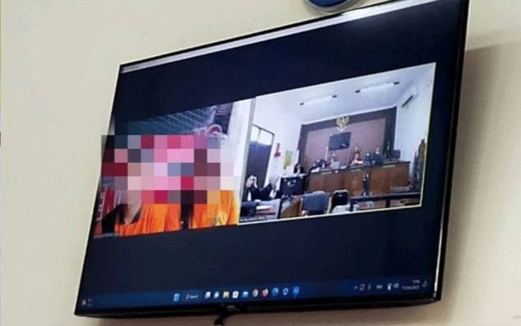 Kedua Terdakwa saat menjalani sidang virtual di Pengadilan Negeri Palangka Raya, Selasa, 20 Juni 2023 (Foto: Apriando)