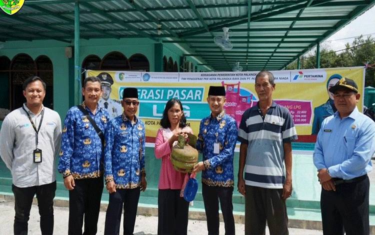 Operasi pasar gas elpiji di Kelurahan Menteng. (FOTO: HUMAS PEMKO)