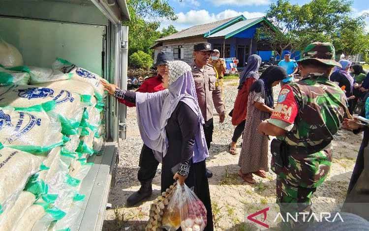 Arsip-Bulog mendukung kegiatan Pasar Penyeimbang Pemprov Kalteng dengan menjual beras bersubsidi kepada warga di Kelurahan Kameloh Baru, Kecamatan Sabangau, belum lama ini. (ANTARA/Muhammad Arif Hidayat)