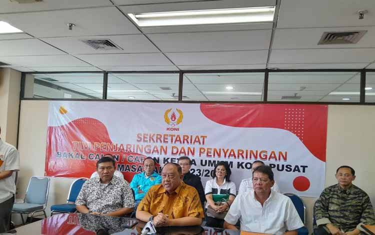 Letjen (Purn) Marciano Norman dalam konferensi pers usai mendaftar sebagai bakal calon Ketua Umum Komite Olahraga Nasional Indonesia (KONI) periode 2023-2027 di lantai 10 gedung KONI Pusat, Jakarta, Selasa (20/6/2023). (ANTARA/FAJAR SATRIYO)