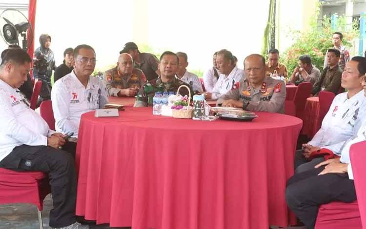 Ketua DPRD Kota Palangka Raya Sigit Karyawan Yunianto (dua dari kiri) saat mengikuti lomba menembak di Polda Kalteng. (FOTO: PATHUR)