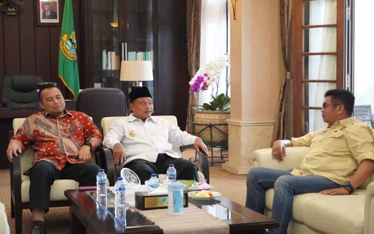 Wagub Jawa Barat, UU Ruzhanul Ulum tengah menerima Kunjungan Asisten Adum Sri Suwanto didampingi Kadis Kominfosantik Provinsi Kalteng, Agus Siswadi. (FOTO: IST)