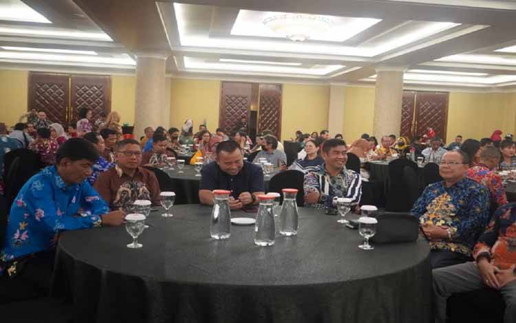 Para peserta saat mengikuti kegiatan Rapat Koordinasi PPID Provinsi Kalteng di Trans Studio Bandung. (FOTO: IST)