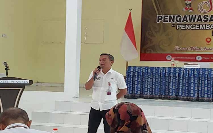 Ketua Bawaslu Kapuas, Iswahyudi Wibowo saat memberikan sambutan dalam sosialisasi pengawasan Pemilu partisipatif pada Rabu, 21 Juni 2023. (FOTO: DODI)