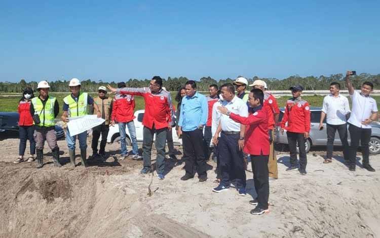 Kepala Dislutkan bersama Tim Kejati Kalteng melakukan Monev Pembangunan Kawasan Shrimp Estate di Desa Sei Raja Kabupaten Sukamara, Rabu, 21 Juni 2023. (FOTO: IST)