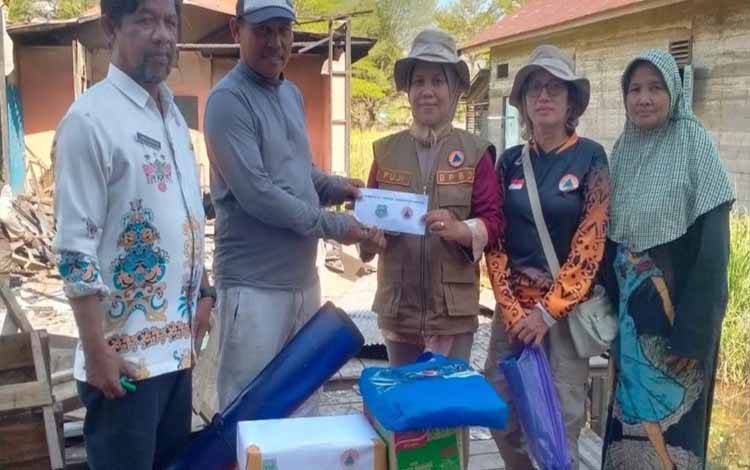 Personel BPBD Kapuas saat menyalurkan bantuan kepada warga terdampak kebakaran rumah di Desa Anjir Serapat Timur, Kamis, 22 Juni 2023. (FOTO: IST)