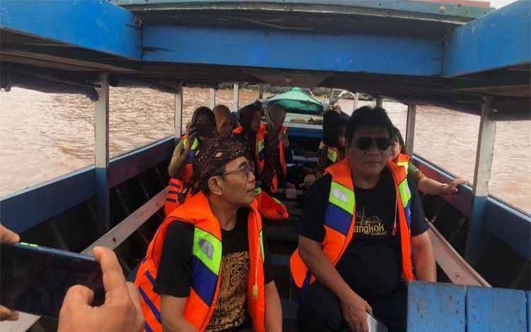 Disbudpora Kapuas bersama Assesor SDM Aparatur Utama BKN Pusat dan Regional VIII BKN saat susur sungai di area sungai Kapuas. (FOTO: IST)