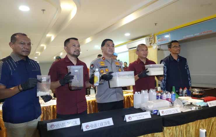 Wakil Direktur Tindak Pidana (Dittipid) Narkoba Bareskrim Polri Kombes Jayadi (kedua dari kanan) dan Kasubdit 1 Dittipid Narkoba Bareskrim Polri, Kombes Jean Calvijn Simanjuntak (kedua dari kiri) dalam pengungkapan pabrik narkoba rumahan di sebuah apartemen di kawasan Cengkareng, Jakarta Barat, Jumat (23/6/2023). ANTARA/Risky Syukur