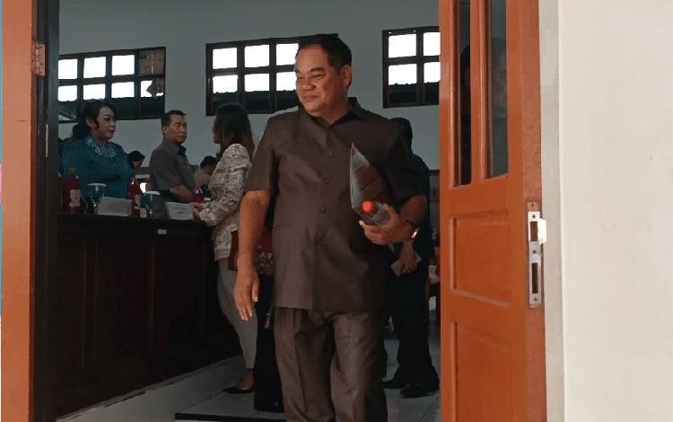 Juru bicara DPRD Gunung Mas Untung Jaya Bangas usai mengikuti rapat paripurna, Selasa, 20 Juni 2023. (FOTO: RISKA YULYANA)