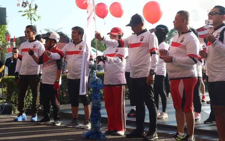 Kapolda Kalteng Irjen Pol Nanang Avianto saat melepaskan balon tanda dimulainya Fun Bike. (FOTO: BIDHUMAS POLDA KALTENG)