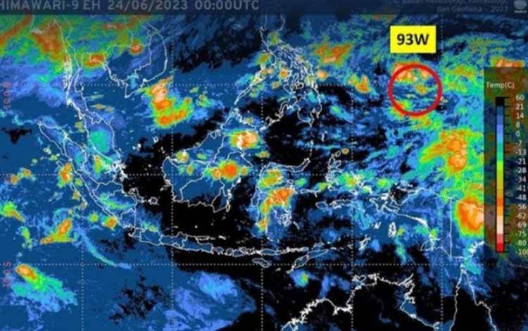 Tangkapan layar citra satelit yang dipublikasikan BMKG menunjukkan bibit siklon tropis 93W terpantau di Samudera Pasifik sebelah utara Papua, Sabtu (24/6/2023). ANTARA/HO-BMKG