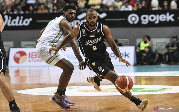 Pebasket RANS PIK Basketball Akeem W Scoot (kanan) melewati pebasket Satya Wacana Salatiga Maikel Andreas Cores Baliba saat pertandingan Indonesian Basketball League (IBL) 2023 Seri kedelapan di Britama Arena, Jakarta, Sabtu (24/6/2023). . ANTARA FOTO/Hafidz Mubarak A