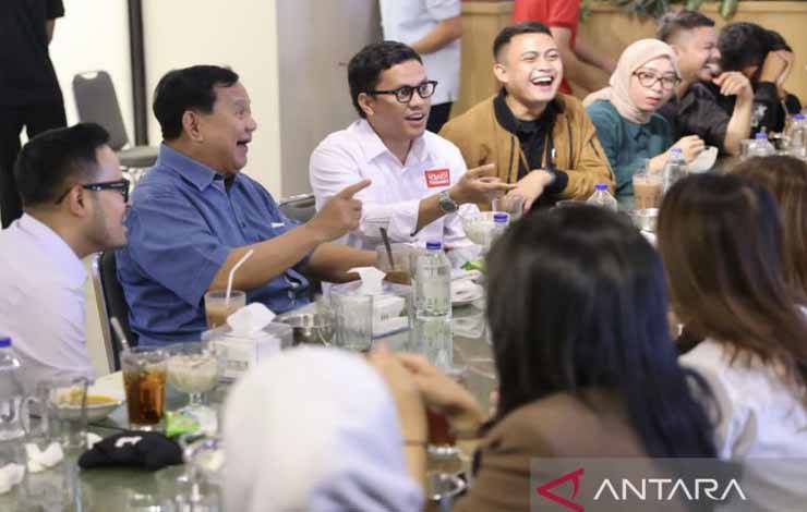 Menteri Pertahanan RI Prabowo Subianto berbincang santai sembari makan nasi Padang dengan jurnalis dan KOL di kawasan Kemang, Jakarta Selatan, Minggu (25/6/2023). (ANTARA/HO-Tim Media Prabowo Subianto)
