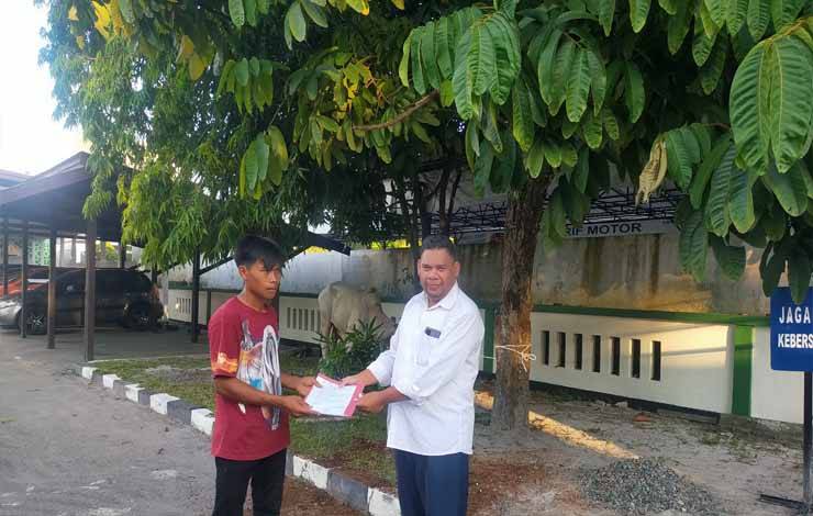 Penyerahan sapi dari H Abdul Rasyid di Pengadilan Tinggi Palangka Raya Kalteng, Senin, 26 Juni 2023. (Foto : Apriando)