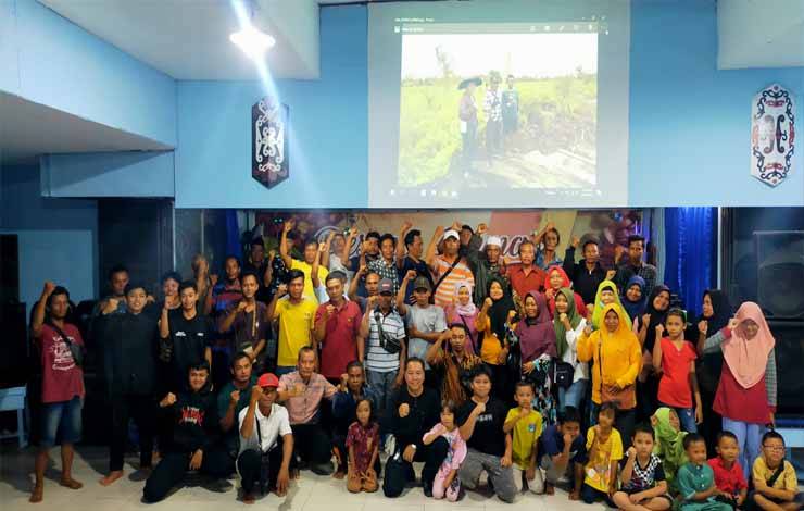 Men Gumpul dan Anggota Poktan Lewu Taheta mengabadikan momentum di kediamannya, Palangka Raya (Foto : Apriando)