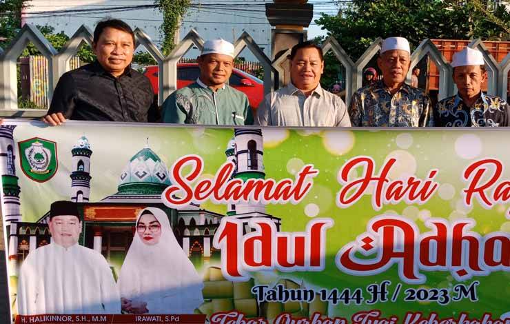 Bupati Kotawaringin Timur Halikinnor saat menyerahkan sapi kurban di Masjid Nurul Iman, Sampit. (FOTO: DEWIP)?