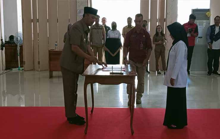 Perwakilan PPPK jabatan fungsional tenaga guru formasi Tahun 2022 dilingkungan Pemkab Sukamara melakukan penandatanganan perjanjian kerja, Selasa, 27 Juni 2023. (FOTO:NORHASANAH)