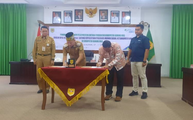 Bupati Gunung Mas Jaya S Monong saat melakukan tanda tangan nota kesepakatan tentang kepersetaan program Jaminan Sosial Ketenagakerjaan Bagi Pegawai Pemerintah Non Pegawai Negeri Kabupaten Gunung Mas, Selasa, 27 Juni 2023. (FOTO: IST)