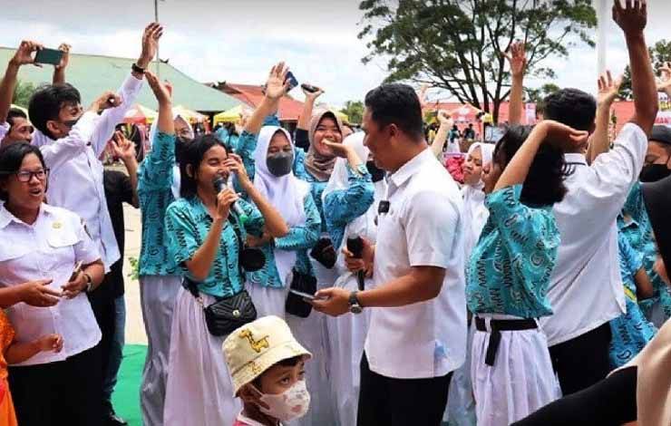 Bupati Hendra Lesmana saat mengunjungi Bazar Kewirausahaan SMAN 1 Nanga Bulik. Ia berpesan kepada pelajar agar menjauhi narkoba. (FOTO : HENDI NURFALAH)