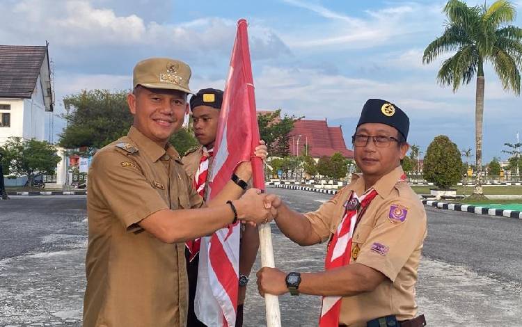 Bupati Gunung Mas Jaya S Monong saat melepas kontingen Karang Pamitran Nasional Kwartir Cabang Gunung Mas, Selasa, 27 Juni 2023. (FOTO: IST)