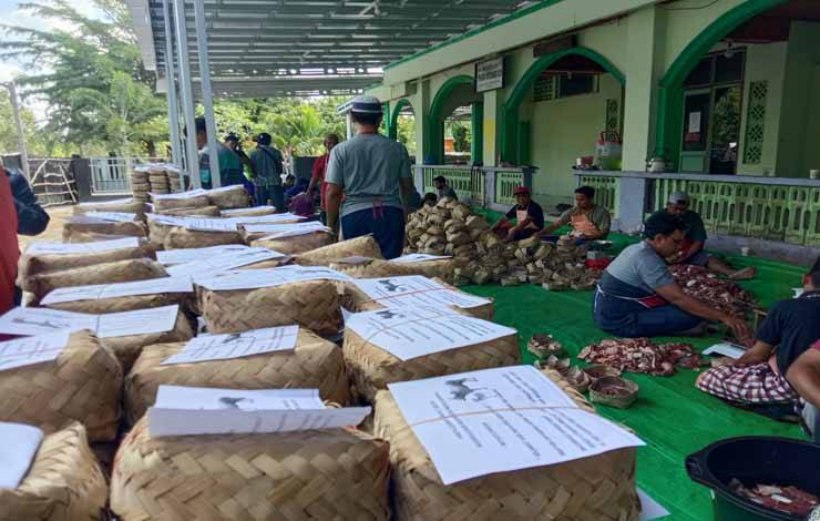Panitia kurban Mushola Nur Hidayah di Desa Natai Sedawak membungkus daging dengan besek, Kamis, 29 Juni 2023.? (NORHASANAH)