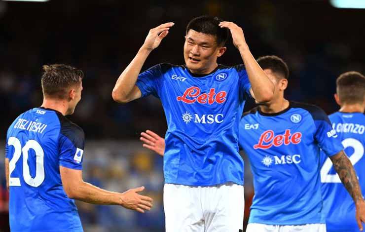 Kim Min-jae (tengah) melakukan selebrasi ketika mencetak gol untuk Napoli ke gawang Monza dalam pertandingan Serie A Liga Italia di Diego-Maradona Stadium di Naples pada 21 Agustus 2022. (ANTARA/AFP/ALBERTO PIZZOLI)