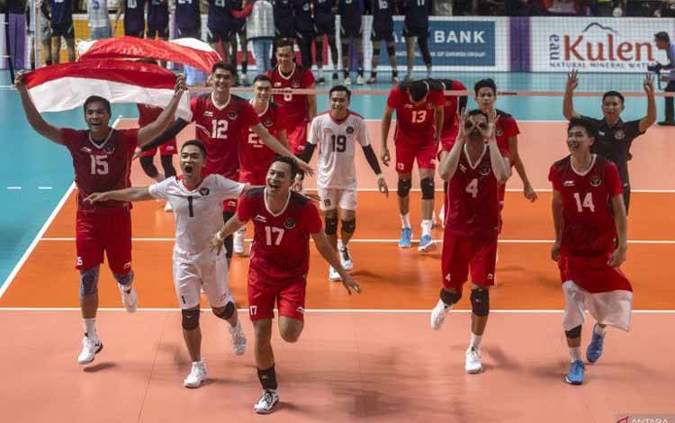 Ilustrasi - Timnas voli putra Indonesia melakukan selebrasi usai mengalahkan Timnas voli putra Kamboja pada final voli SEA Games 2023 di Phnom Penh, Kamboja, Senin (8/5/2023). Timnas voli putra Indonesia berhasil meraih medali emas usai menang dengan skor 25-21, 25-10, dan 25-15. ANTARA FOTO/Muhammad Adimaja/tom. (ANTARA FOTO/MUHAMMAD ADIMAJA)