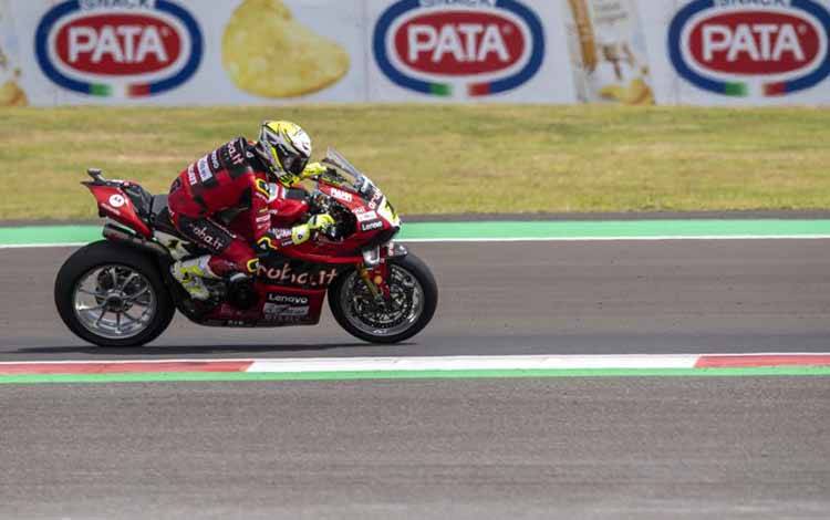 Pebalap Aruba.it Racing-Ducati Alvaro Bautista memacu kecepatan saat Race 2 WSBK 2023 di Pertamina Mandalika International Street Circuit di KEK Mandalika, Praya, Lombok Tengah, NTB, Minggu (5/3/2023). ANTARA FOTO/M Agung Rajasa/nym
