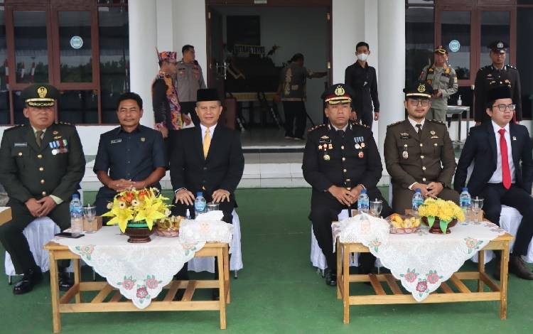 Bupati Gunung Mas Jaya S Monong saat mengikuti upacara peringatan Hari Bhayangkara ke-77, Sabtu, 1 Juli 2023. FOTO: HUMAS POLRES GUMAS)