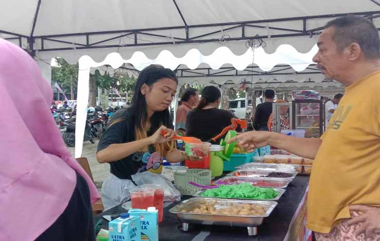 Pedagang yang berjualan di Pasar Ramadan 2023. (NORHASANAH)