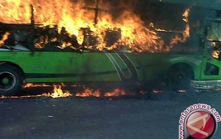 Ilustrasi bus terbakar. ANTARA/Yulia