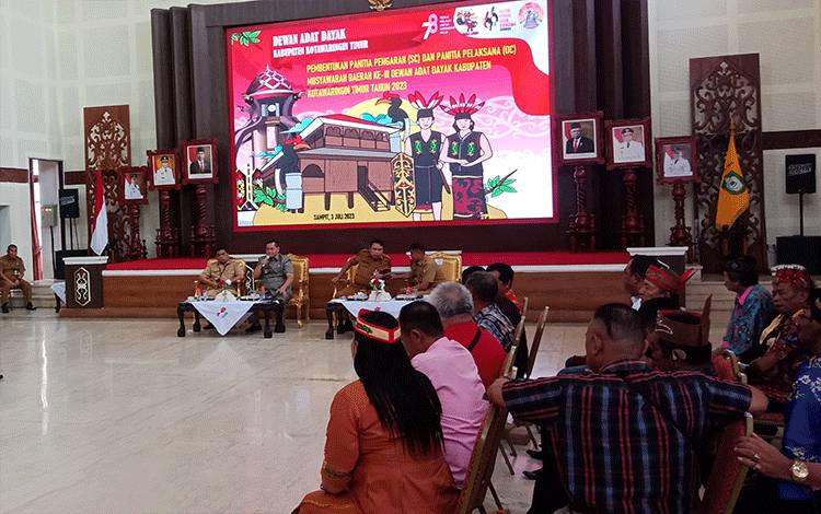 Bupati Kotawaringin Timur Halikinnor memimpin rapat pembentukan panitia pelaksana Musda DAD Kotim. (FOTO: DEWIP)?