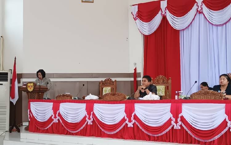 Wakil Bupati Gunung Mas Efrensia L.P Umbing saat membacakan pengantar Bupati Jaya S Monong terhadap rancangan peraturan daerah (raperda) tentang pertanggungjawaban pelaksanaan APBD tahun anggaran 2022. (FOTO: RISKA YULYANA)