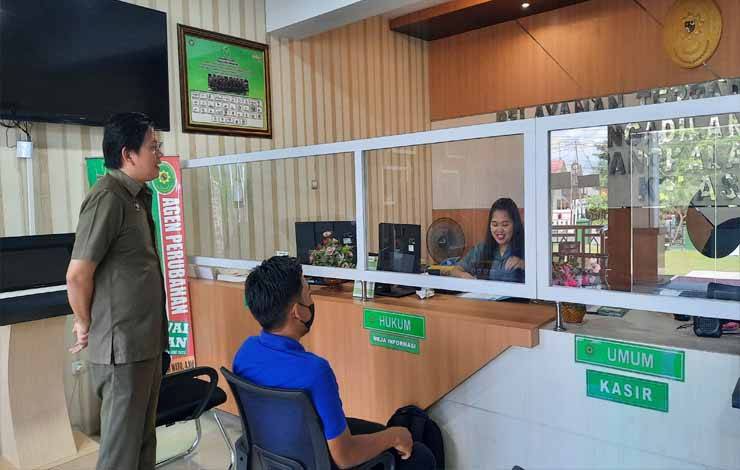 Humas PN Pangkalan Bun Erick Ignatius Cristofel saat melihat proses permohonan pembuatan surat keterangan tidak pernah dipidana. (Foto : DANANG)