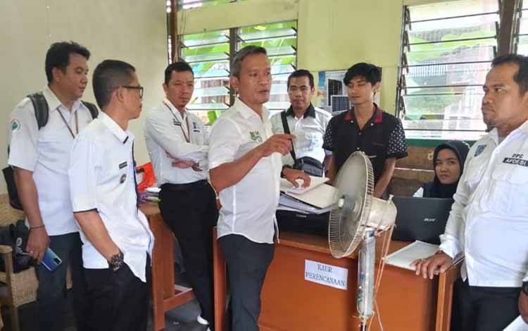 Jajaran Dinas PMD Kapuas saat monev ke Desa Pulau Telo pada Rabu, 5 Juli 2023. (FOTO: IST)