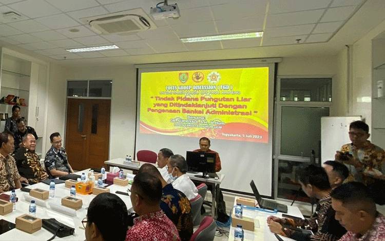 Focus Group Discussion (FGD) Tindak Pidana Pungutan Liar Yang Ditindaklanjuti Dengan Pengenaan Sanksi Administrasi di Ruang Pertemuan Fakultas Hukum Universitas Gadjah Mada Yogyakarta. (FOTO: IST)