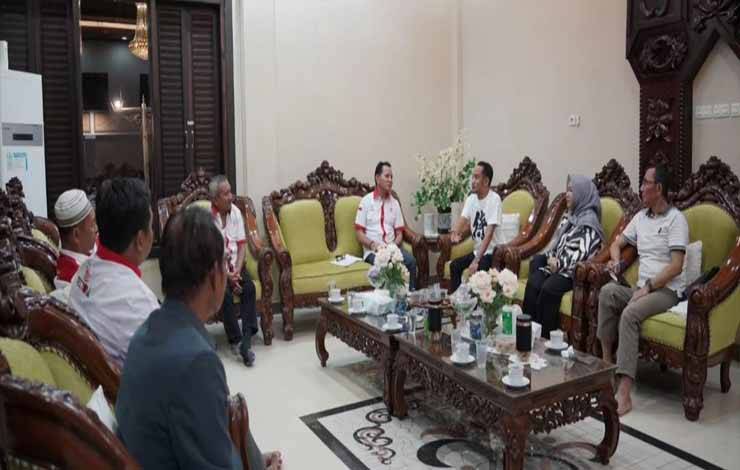 Wali Kota Palangka Raya, Fairid Naparin menerima audensi KONI membahas persiapan Porprov XII. (FOTO: HUMAS)