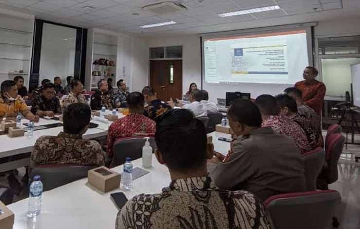 Narasumber dari Fakultas Hukum Universitas Gadjah Mada menyampaikan materi pada kegiatan Focus Group Discussion (FGD) bersama Satgas Pungli Kalteng. (FOTO: IST)