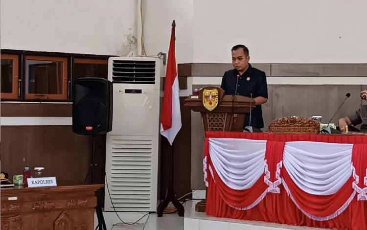 Ketua Fraksi Partai NasDem Hanura DPRD Gunung Mas Evandi saat menyampaikan pandangan fraksinya pada rapat paripurna, Rabu, 5 Juli 2023. (FOTO: RISKA YULYANA)