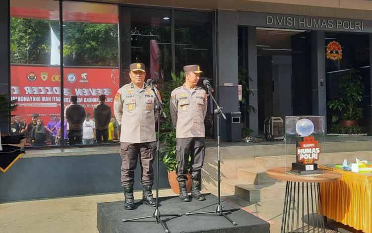 Asisten Kapolri Bidang SDM Irjen Polisi Dedi Prasetyo dan Kepala Divisi Humas Polri Irjen Polisi Sandi Nugroho memberikan arahan dalam pembukaan Bhayangkara Presisi Seven Soccer Cup di Mabes Polri, Jakarta, Jumat (7/7/2023). ANTARA/Laily Rahmawaty