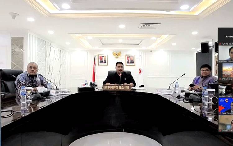 Menteri Pemuda dan Olahraga Republik Indonesia (Menpora RI) Dito Ariotedjo melakukan rapat secara virtual dengan Sekjen Federasi Bola Basket Internasional (FIBA) Andreas Zagklis serta Persatuan Bola Basket Seluruh Indonesia (Perbasi) dari kantor Kemenpora RI, Jakarta, Jumat (7/7/2023). (ANTARA/HO-Kemenpora RI)
