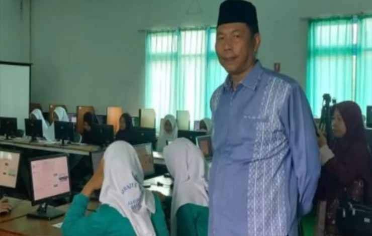 Kepala Kemenag Kapuas, Hamidhan saat pantau pelaksanaan KSM tingkat Kabupaten Kapuas bertempat di MAN Kapuas. (FOTO: IST)