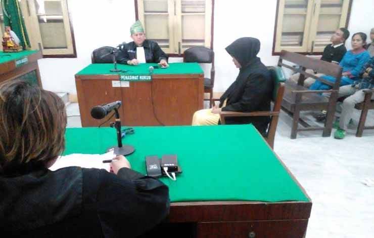 Terdakwa dr Tengku Gita Aisyaritha (kanan) mendengarkam nota tuntutan di Pengadilan Negeri Medan, Sumatera Utara, Kamis (6/7/2023). (ANTARA/M Sahbainy Nasution)